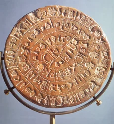 Der Phaistos-Diskus mit Symbolen unbekannter Bedeutung, aus Kreta, ca. 1650 v. Chr.